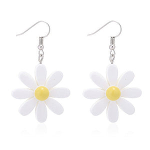 Acrylic White Daisy Small Earrings E92